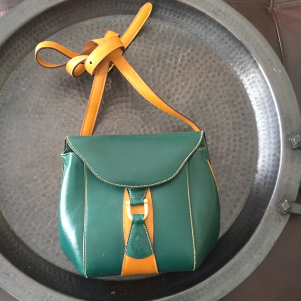 Cross shoulder handbag